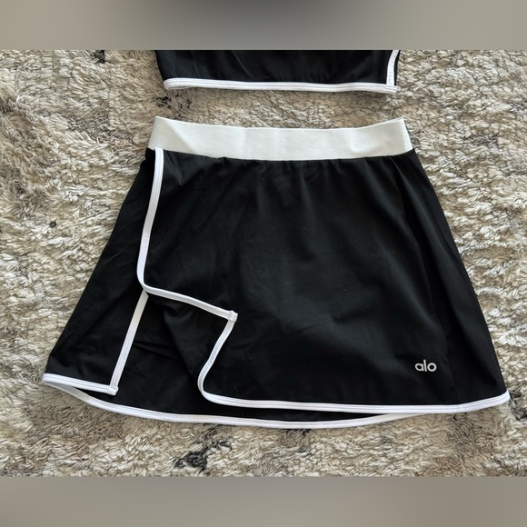 2pcs Alo Yoga Steamlined skirt and top set size S black with white edges - Picture 3 of 12